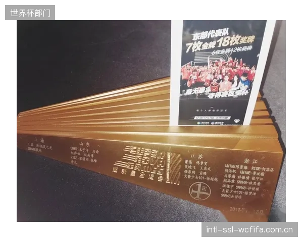 上海队在主场球迷的见证下捧起总冠军奖杯,为长达24年的漫长等待画上圆满句号。 上海队在主场球迷的见证下捧起总冠军奖杯,为长达24年的漫长等待画上圆满句号。